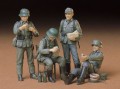 TAMIYA_35129_GERMAN-SOLIDERS-AT-REST_02.jpg