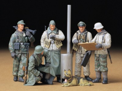 TAMIYA 35212 1:35 German Soldiers at Field Briefing
